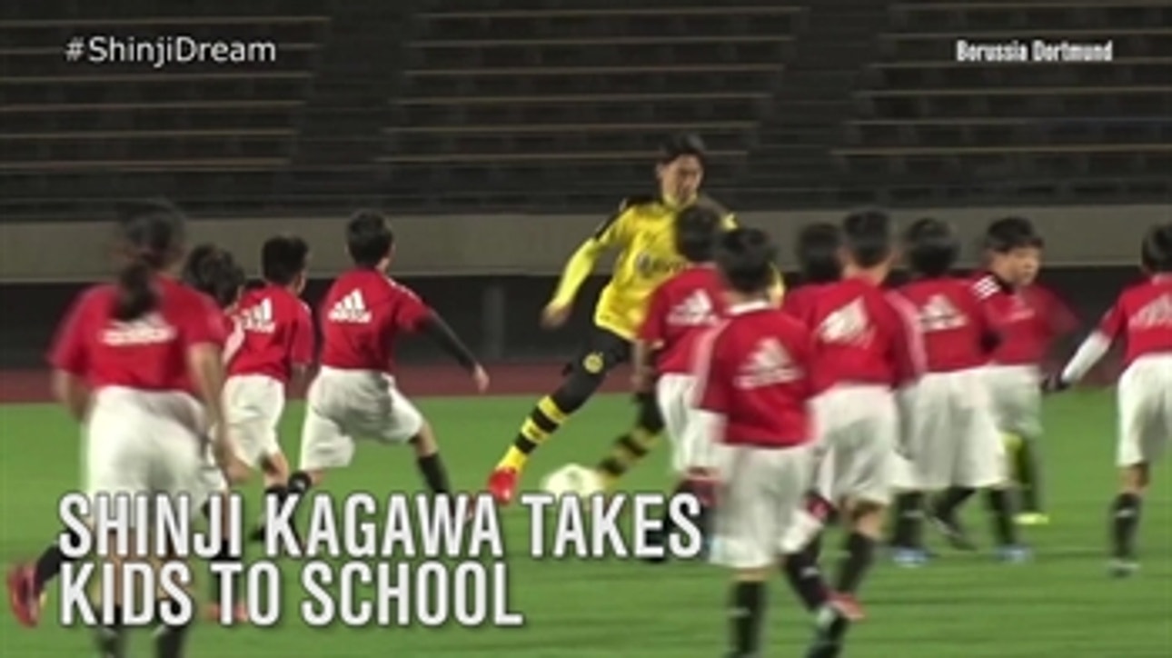 Shinji Kagawa schools dozens of kids in Japan