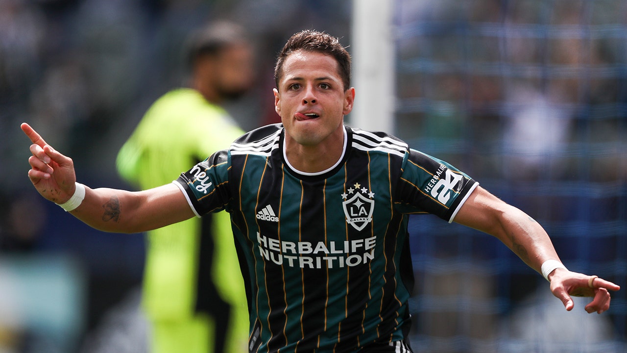 Chicharito runs season goal total to 5 with hat trick as L.A. Galaxy hold off NY Red Bulls, 3-2