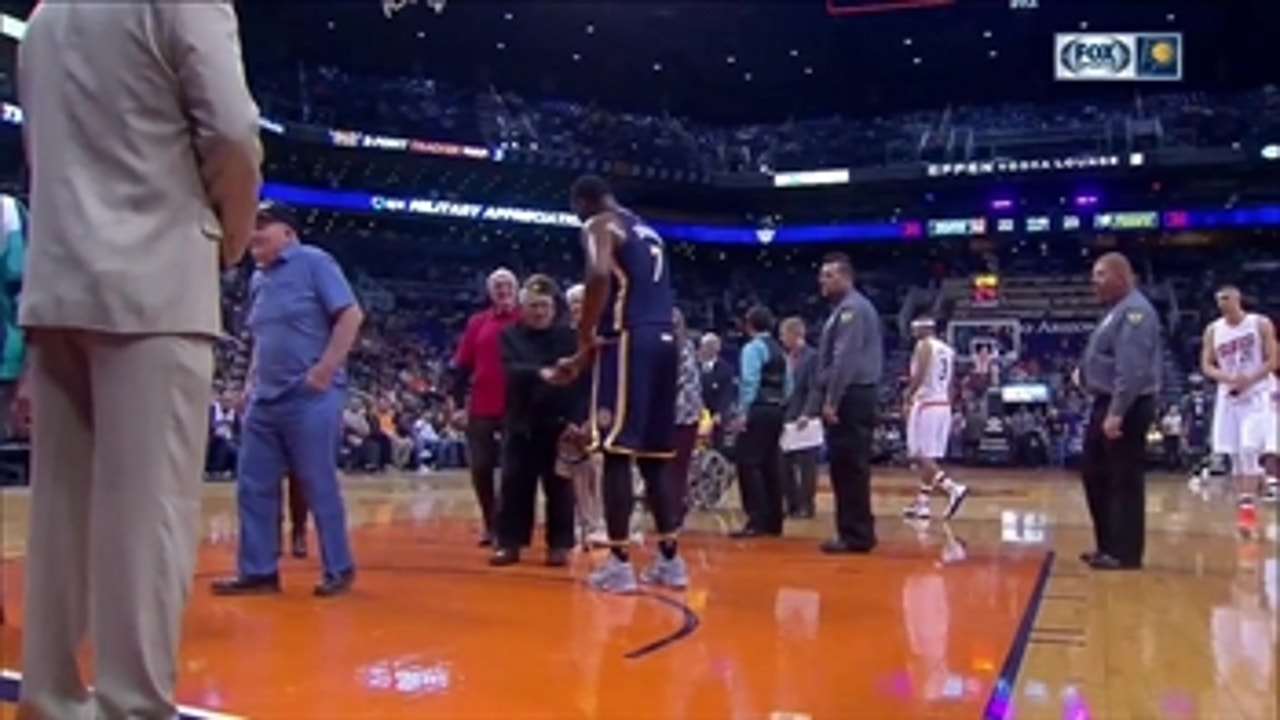 Al Jefferson greets WWII veterans at Suns-Pacers game