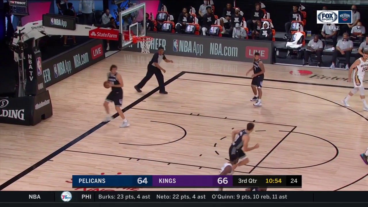 WATCH: E'Twaun Moore with the Nice Move
