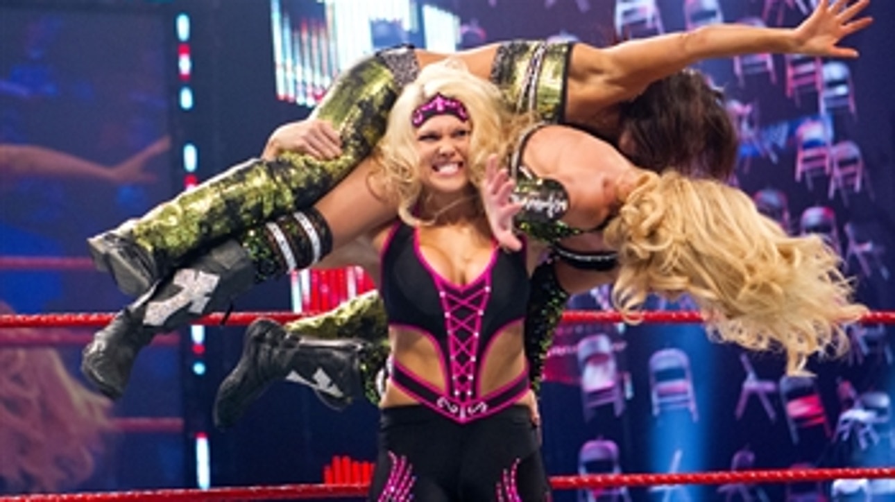 Beth Phoenix & Natalya vs. LayCool - Tables Match: WWE TLC 2010 (Full Match)