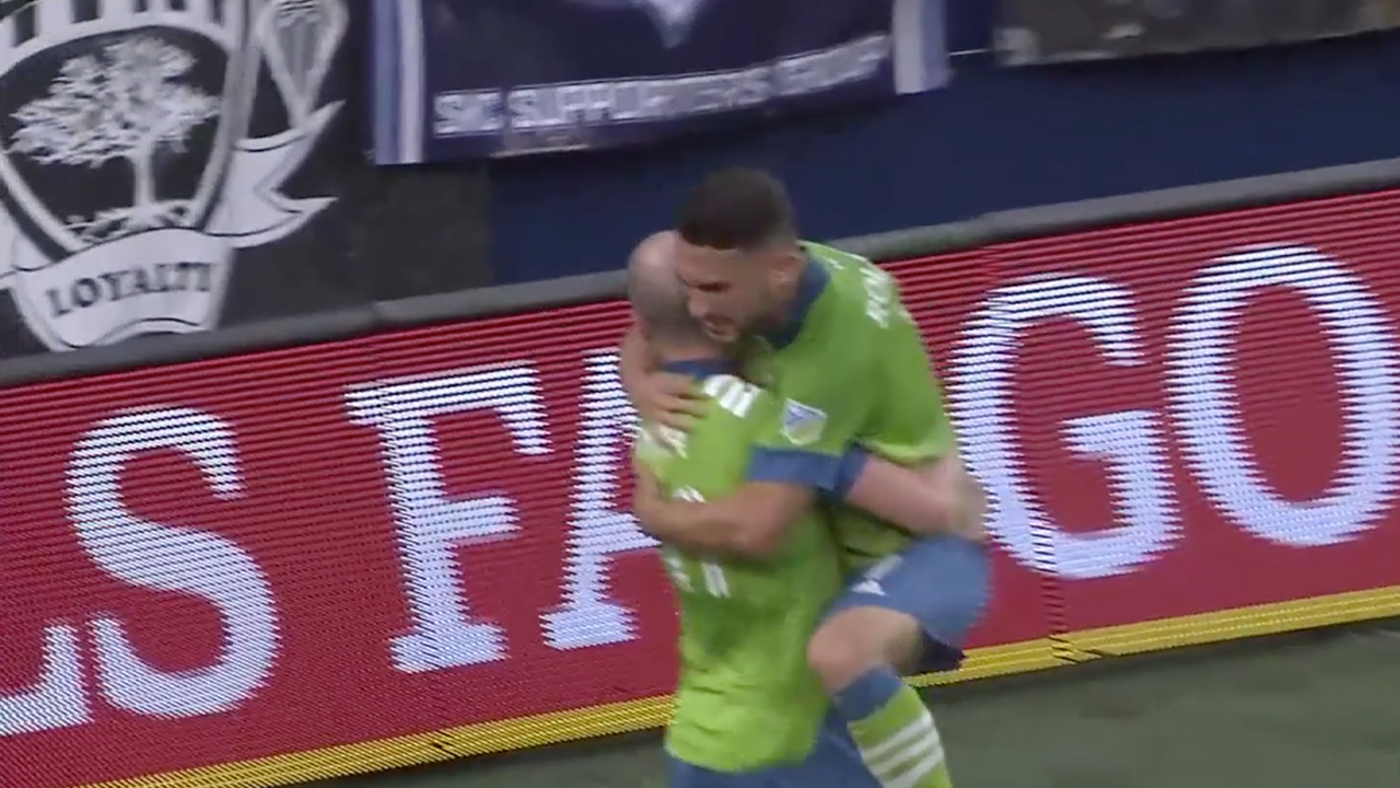 Cristian Roldan scores from close range to give Sounders 1-0 lead over Sporting KC