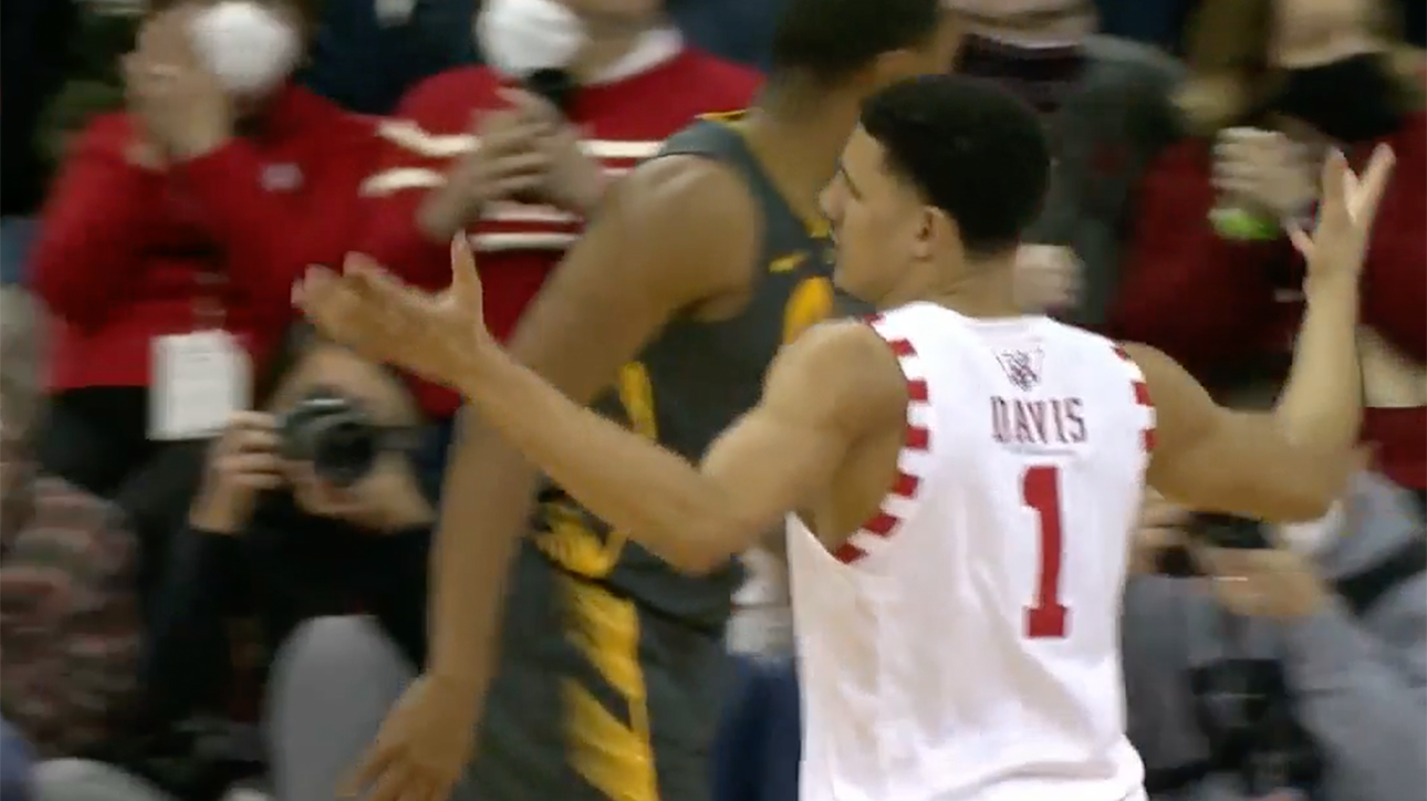 Wisconsin increases their lead as Jahcobi Neath finds Johnny Davis for the alley-oop slam!