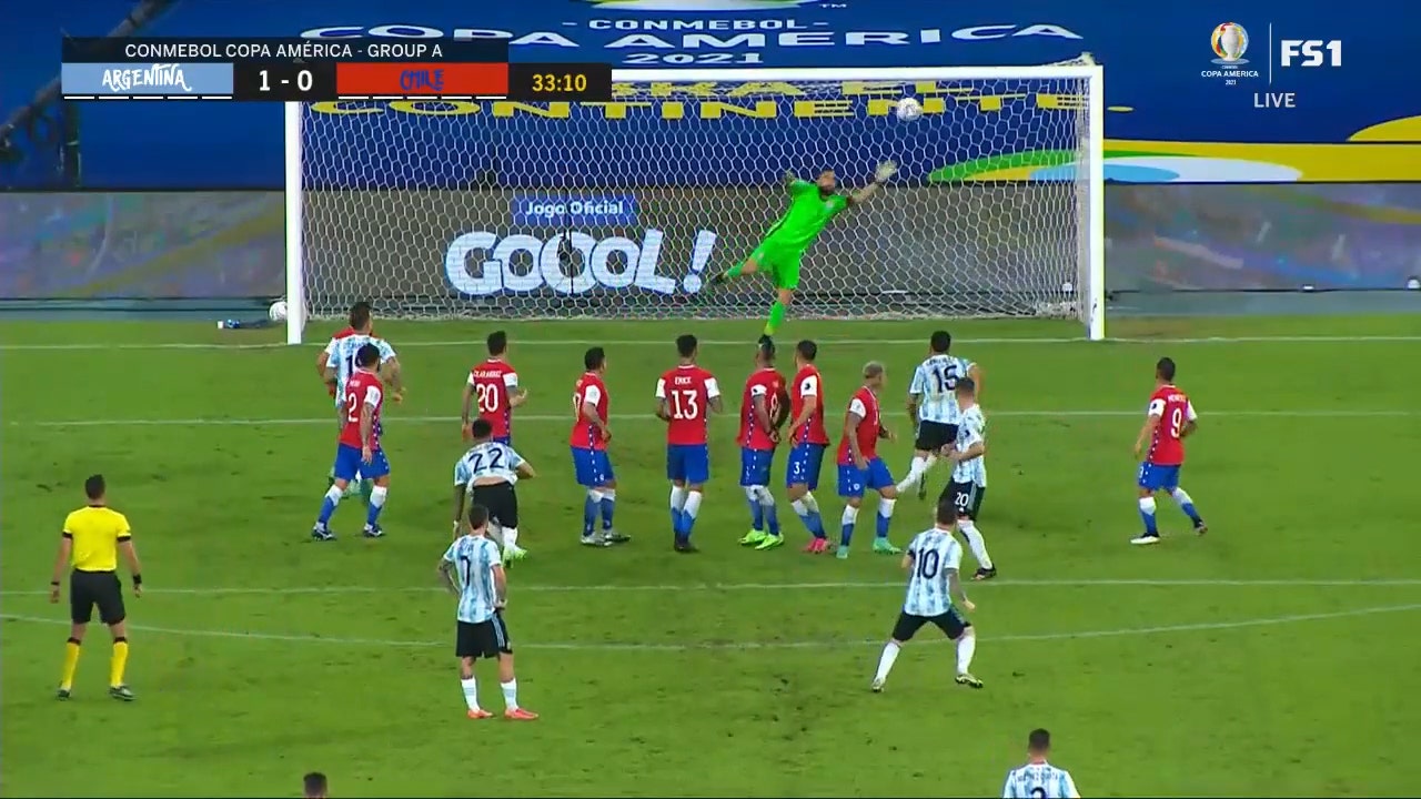 Lionel Messi puts home unbelievable free-kick goal vs. Chile, gives Argentina 1-0 lead