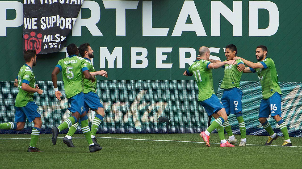 Raúl Ruidíaz scores fifth goal in four games, Sounders top Timbers, 2-1
