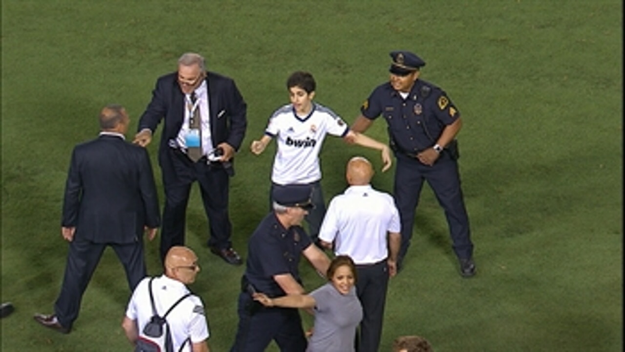 Pitch invaders delay Real Madrid, Roma