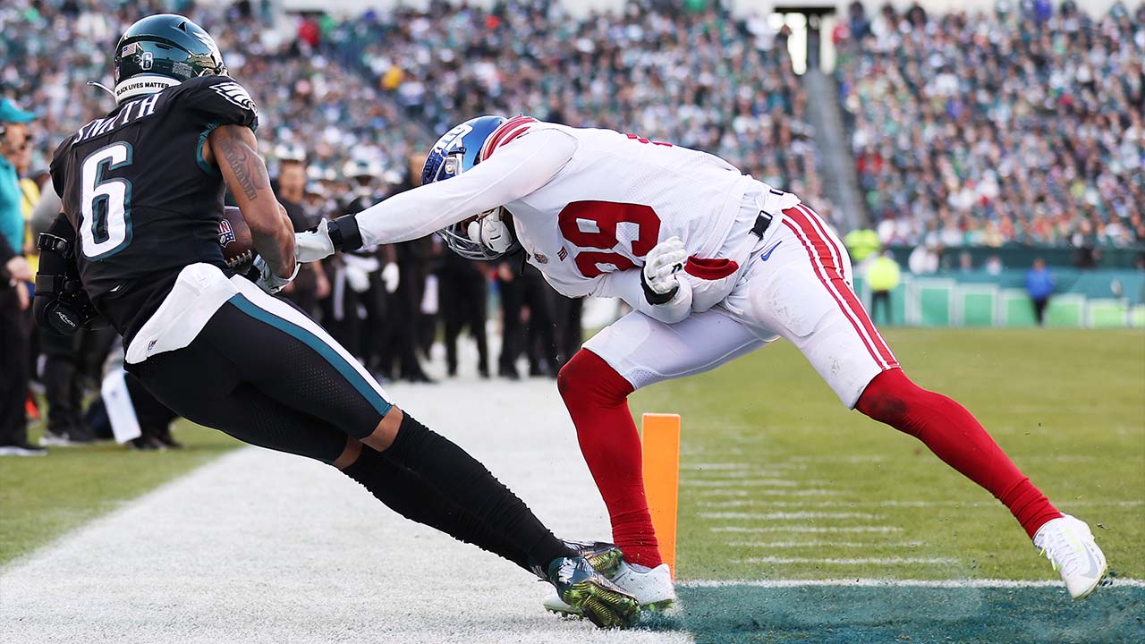 Devonta Smith somehow manages to get both feet in bounds for a touchdown against Giants