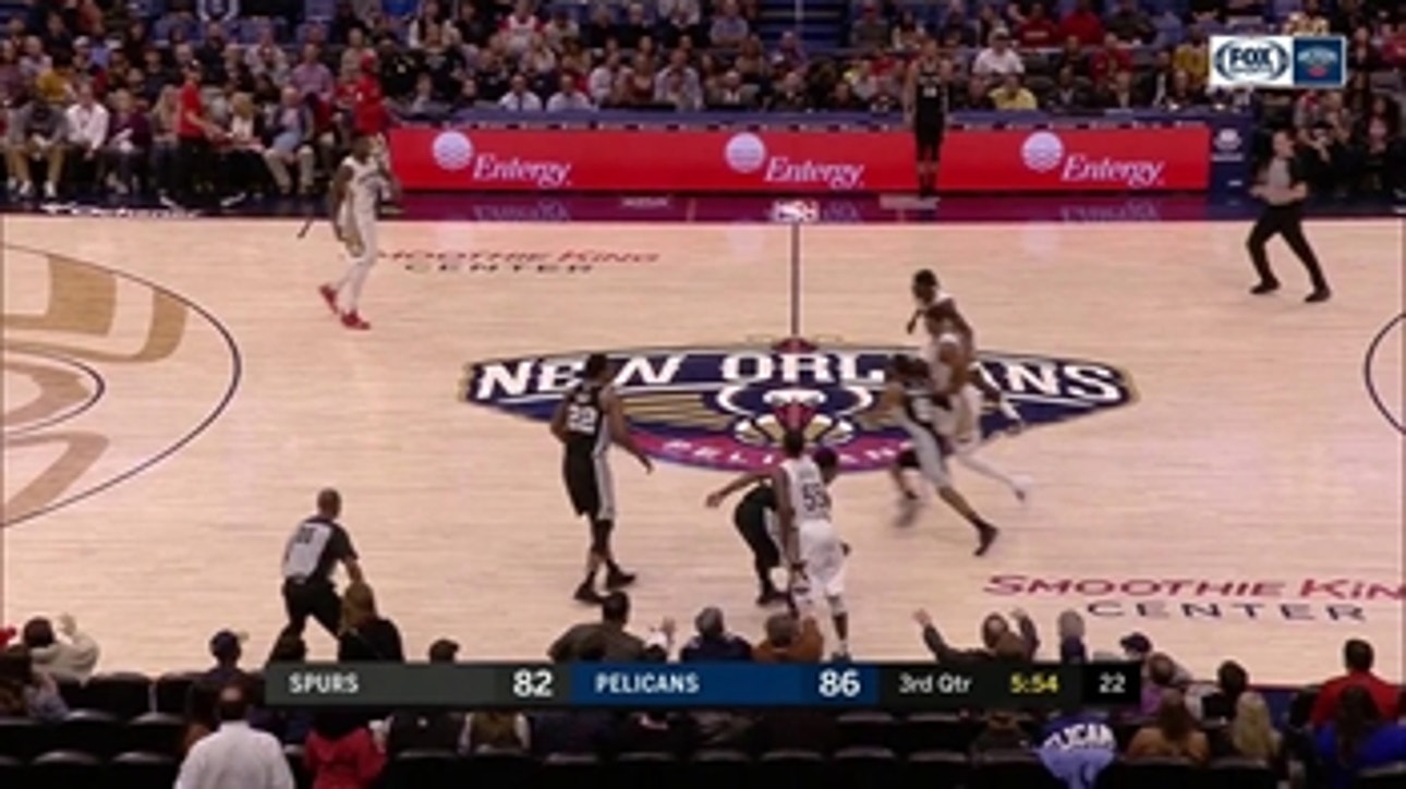 HIGHLIGHTS: Anthony Davis Scrambles for the Dunk