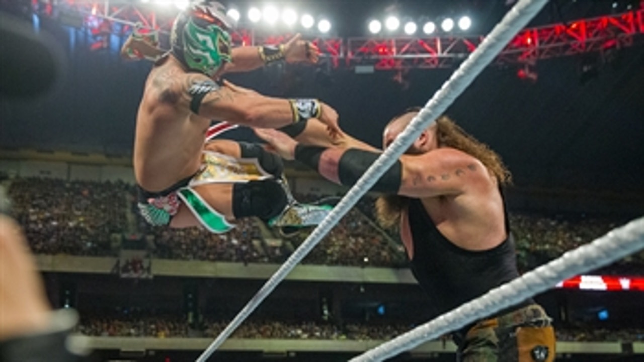 Braun Strowman launches Kalisto from the Royal Rumble Match: Royal Rumble 2017
