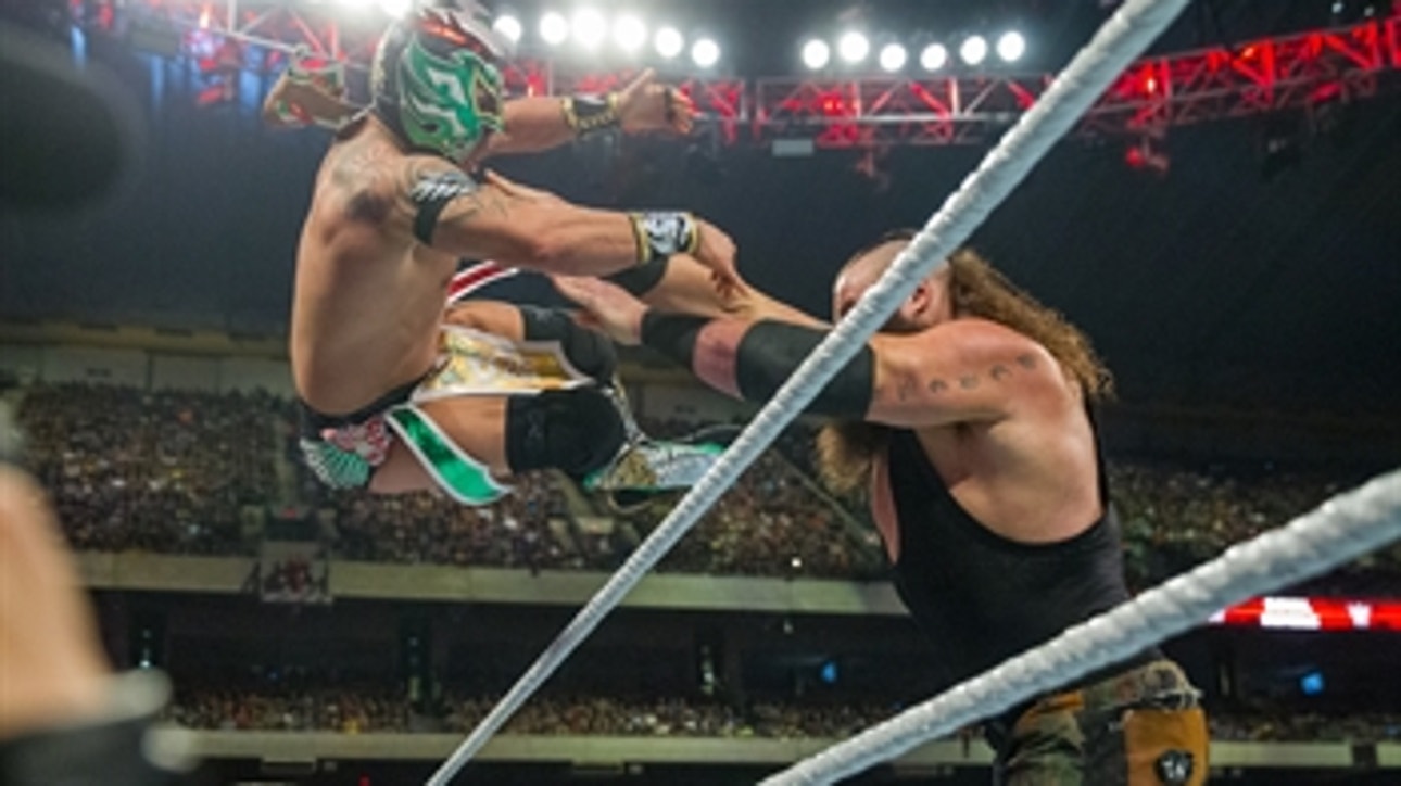 Braun Strowman launches Kalisto from the Royal Rumble Match: Royal Rumble 2017
