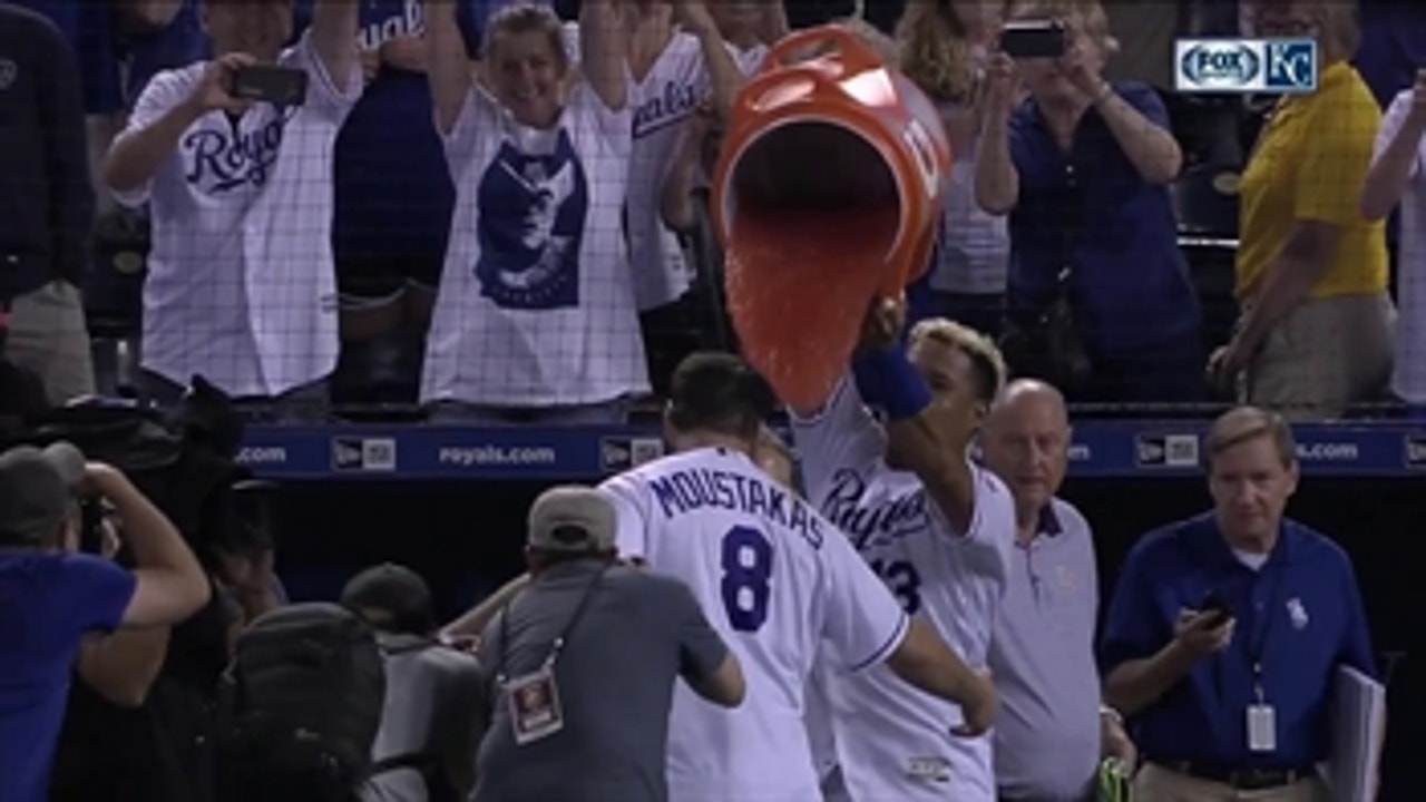 Mike Moustakas gets Salvy Splash after hitting walk-off homer