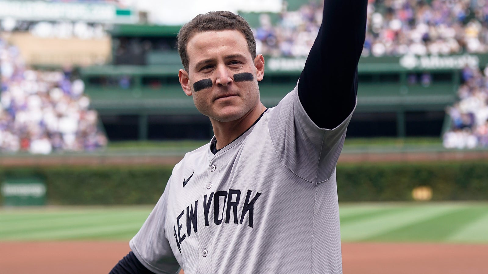 Cubs fans give Anthony Rizzo a warm welcome on his return to Wrigley Field