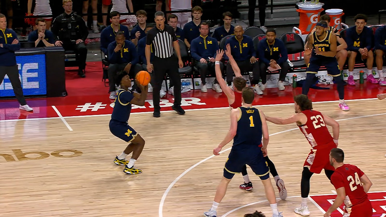 L.J. Cason realizza un tiro da tre punti decisivo per aiutare a sigillare la vittoria del Michigan n. 15 sul Nebraska