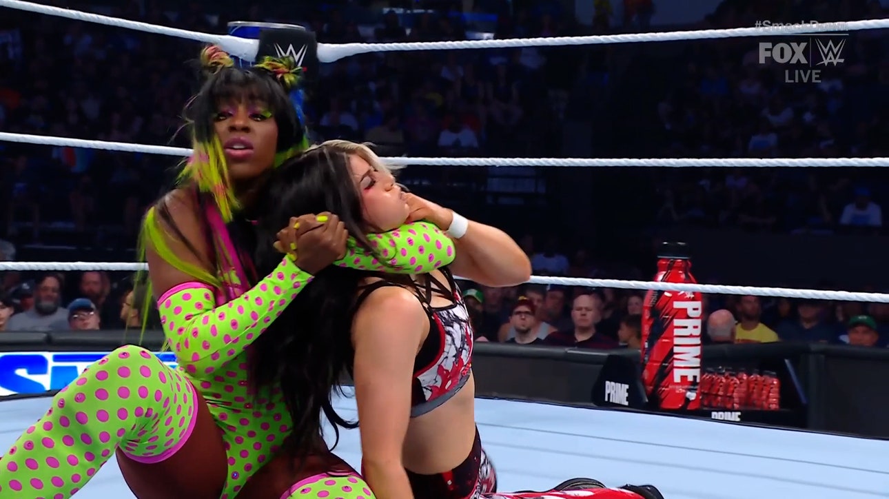 Naomi welcomes Blair Davenport to SmackDown with one-on-one showdown | WWE on FOX