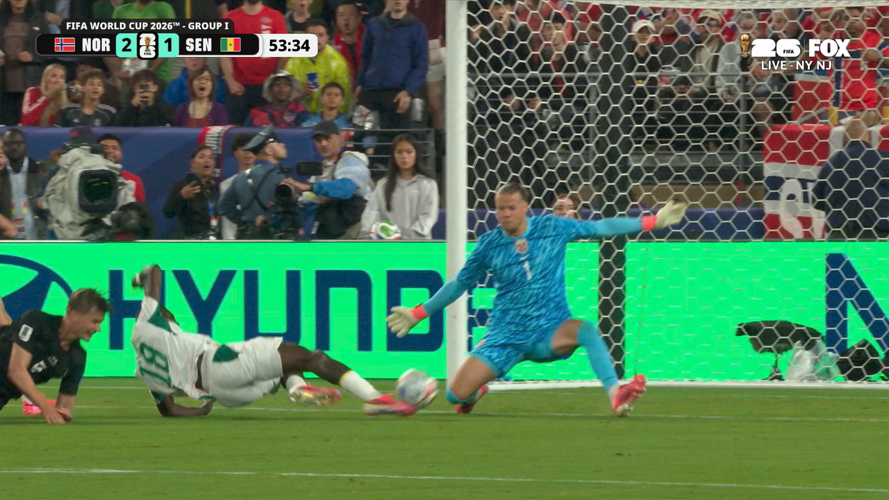 Senegal's Ismaïla Sarr scores goal while falling down vs Norway | 2026 FIFA World Cup™ 