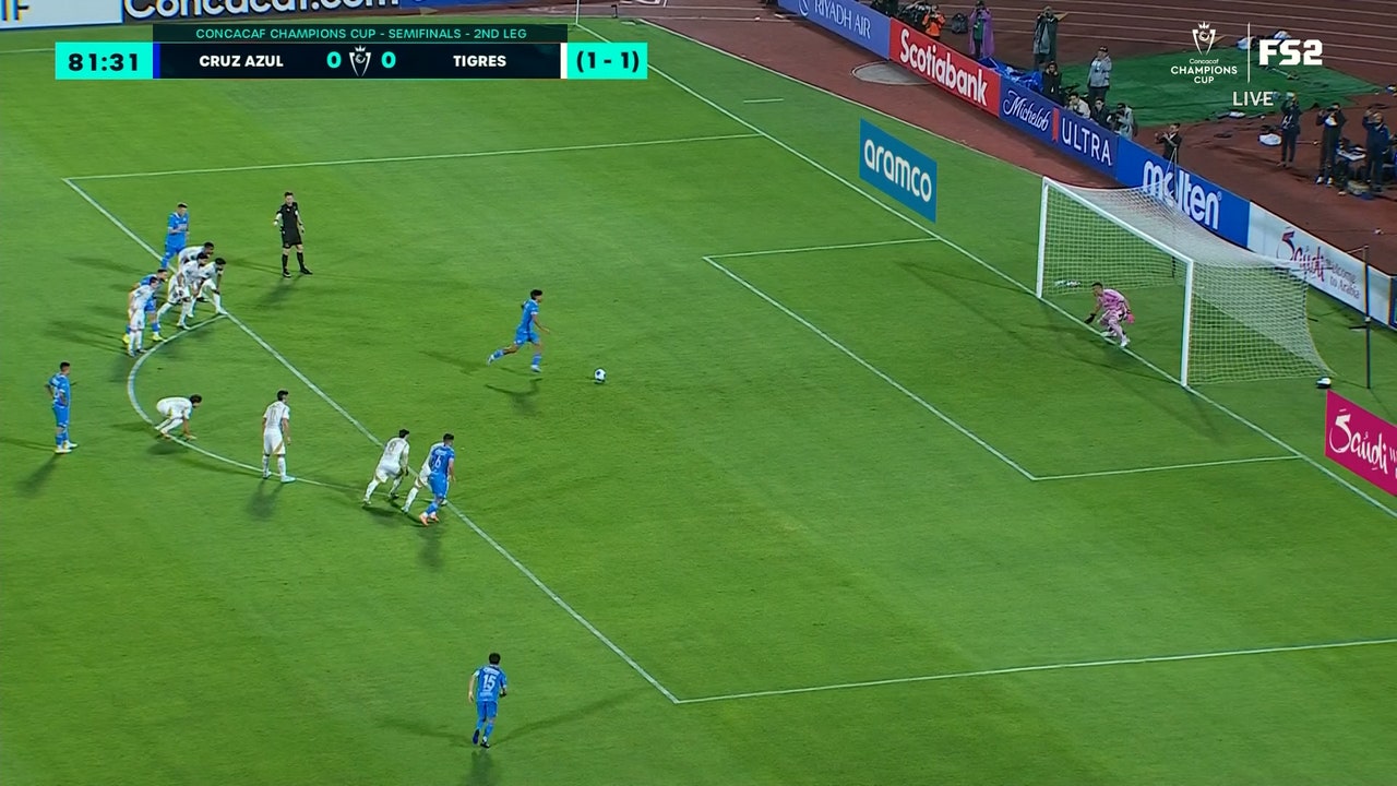 Cruz Azul's Ángel Sepúlveda converts the penalty kick, grabbing the lead vs. Tigres