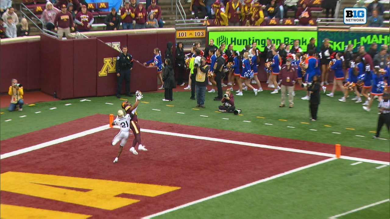 Drake Lindsey connects with Jalen Smith for an 18-yard TD, extending Minnesota's lead over Akron