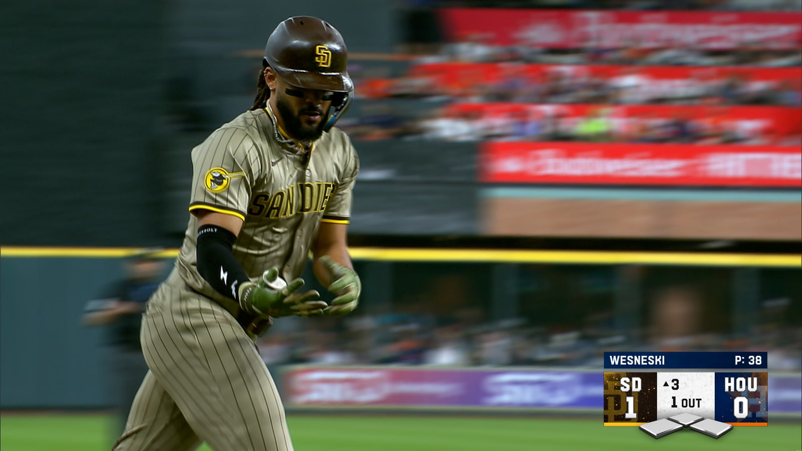 Fernando Tatis Jr. crushes solo home run, giving Padres lead over Astros