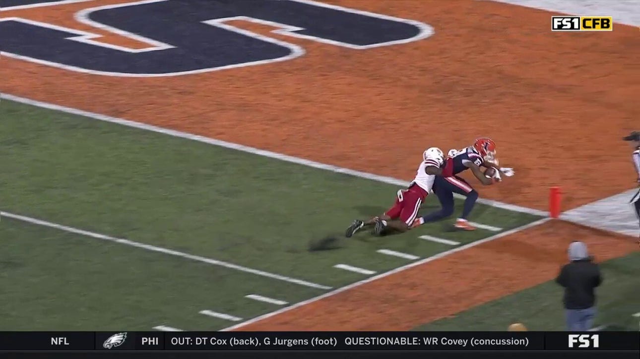 Illinois' Luke Altmyer airs out a 46-yd touchdown pass to Pat Bryant to shrink Nebraska's lead