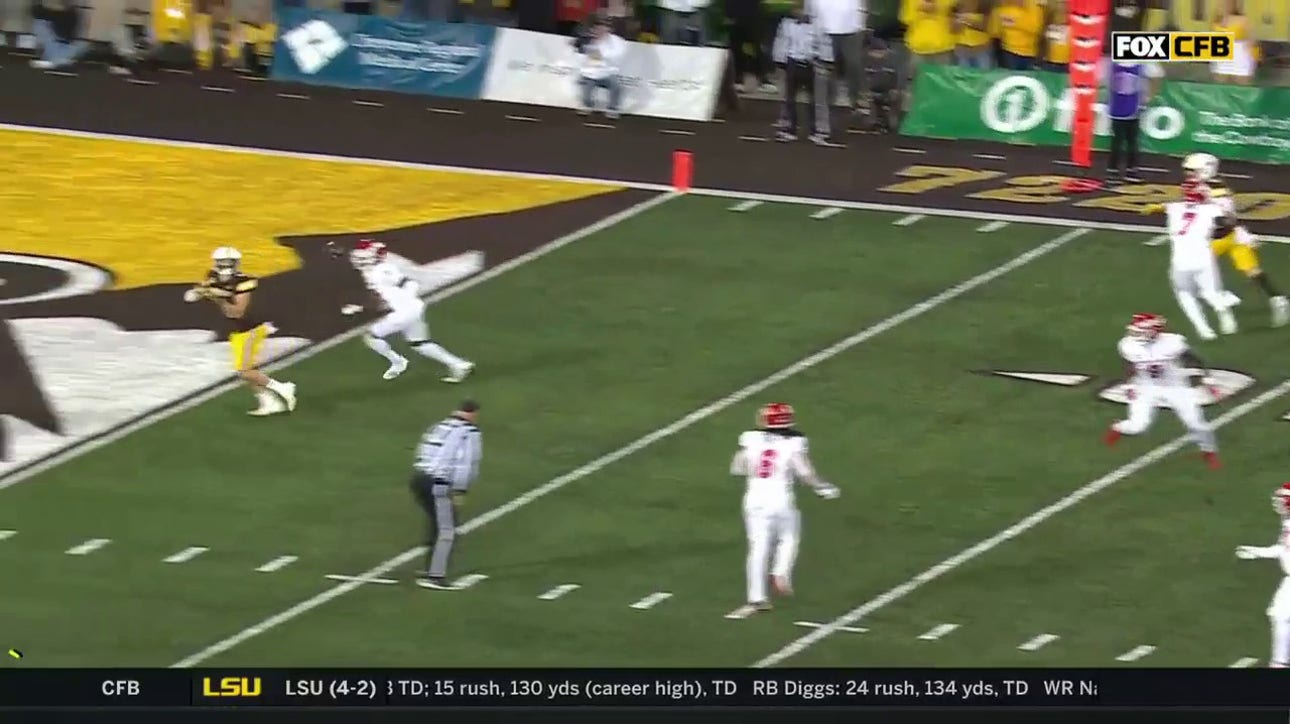 Andrew Peasley throws a 14-yard DOT to extend Wyoming's lead over Fresno State