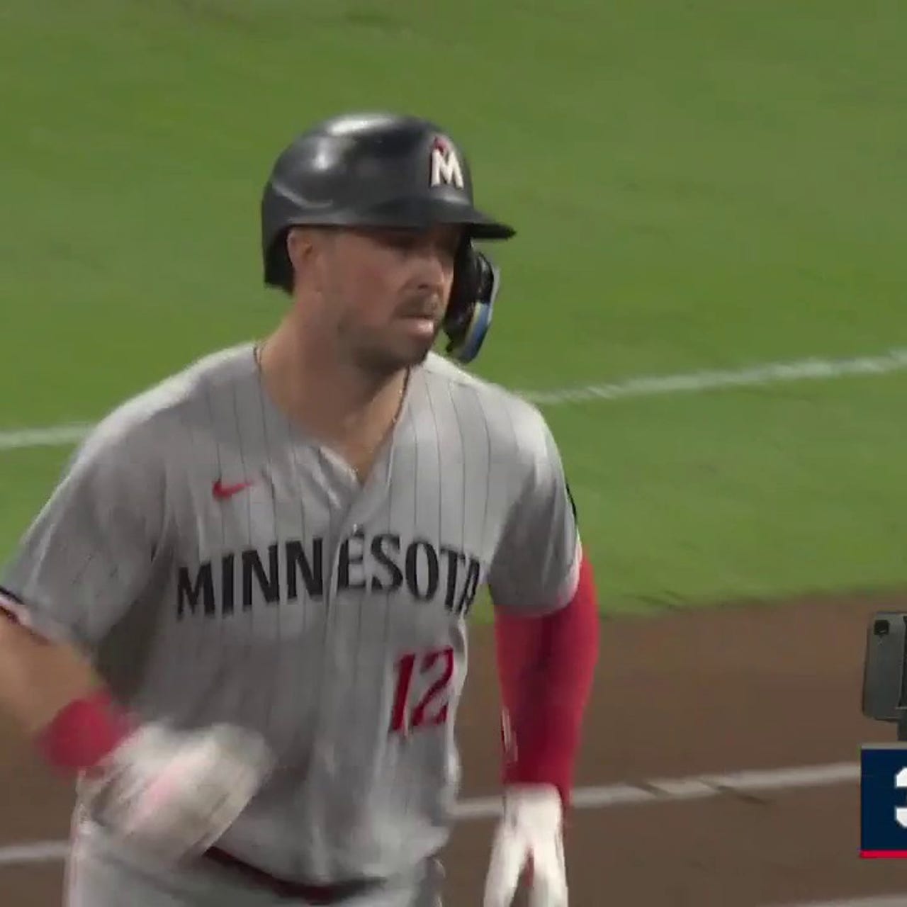 Kyle Farmer smashes a two-run homer, extending the Twins' lead