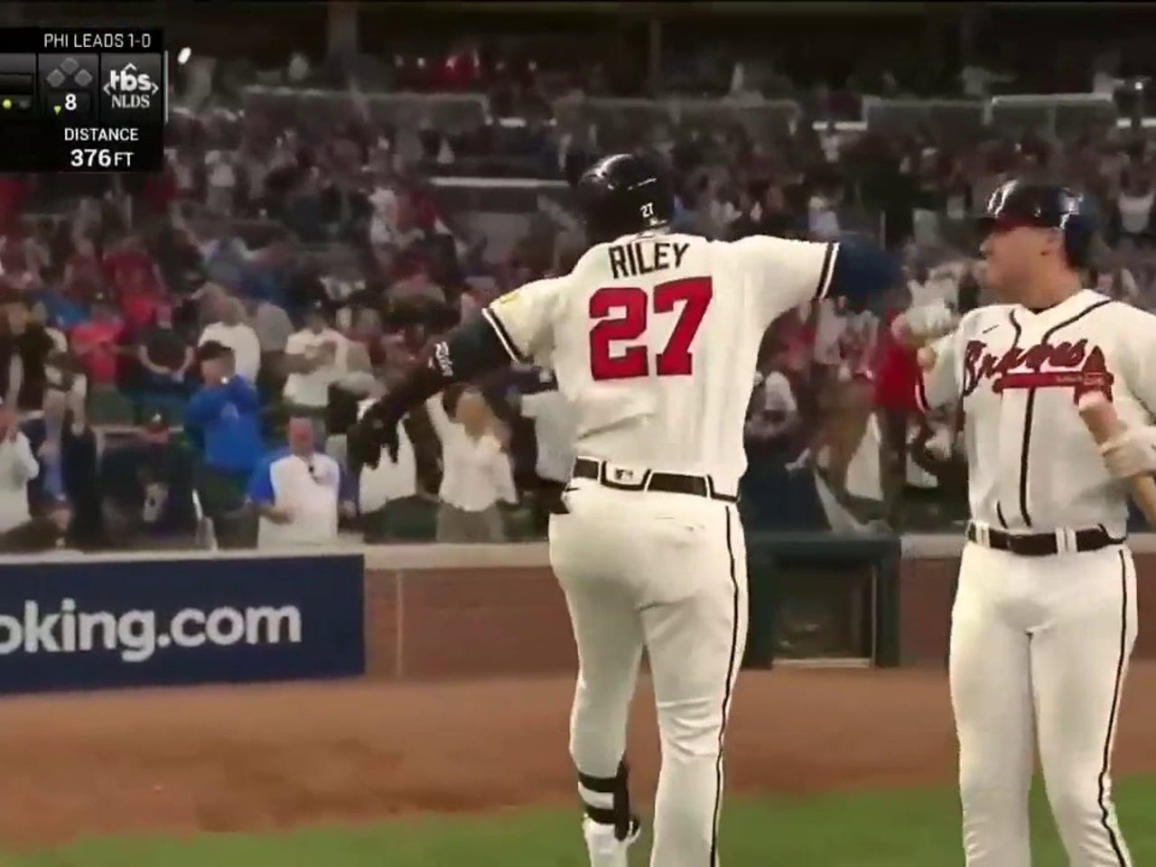 Austin Riley smashes a go-ahead, two-run homer in the eighth