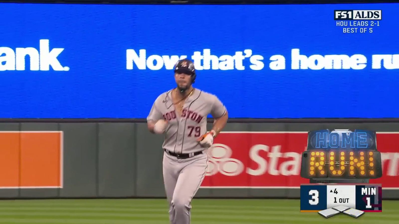 José Abreu crushes a two-run homer, giving Astros the lead vs. Twins