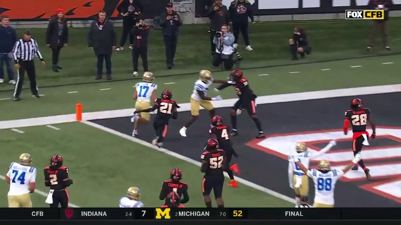 Dante Moore hits Logan Loya on a 10-yard touchdown pass, helping UCLA trim into Oregon State's lead