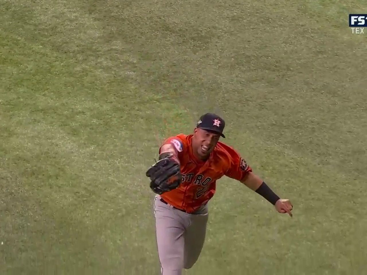 Astros ball boy makes great catch, 07/28/2023