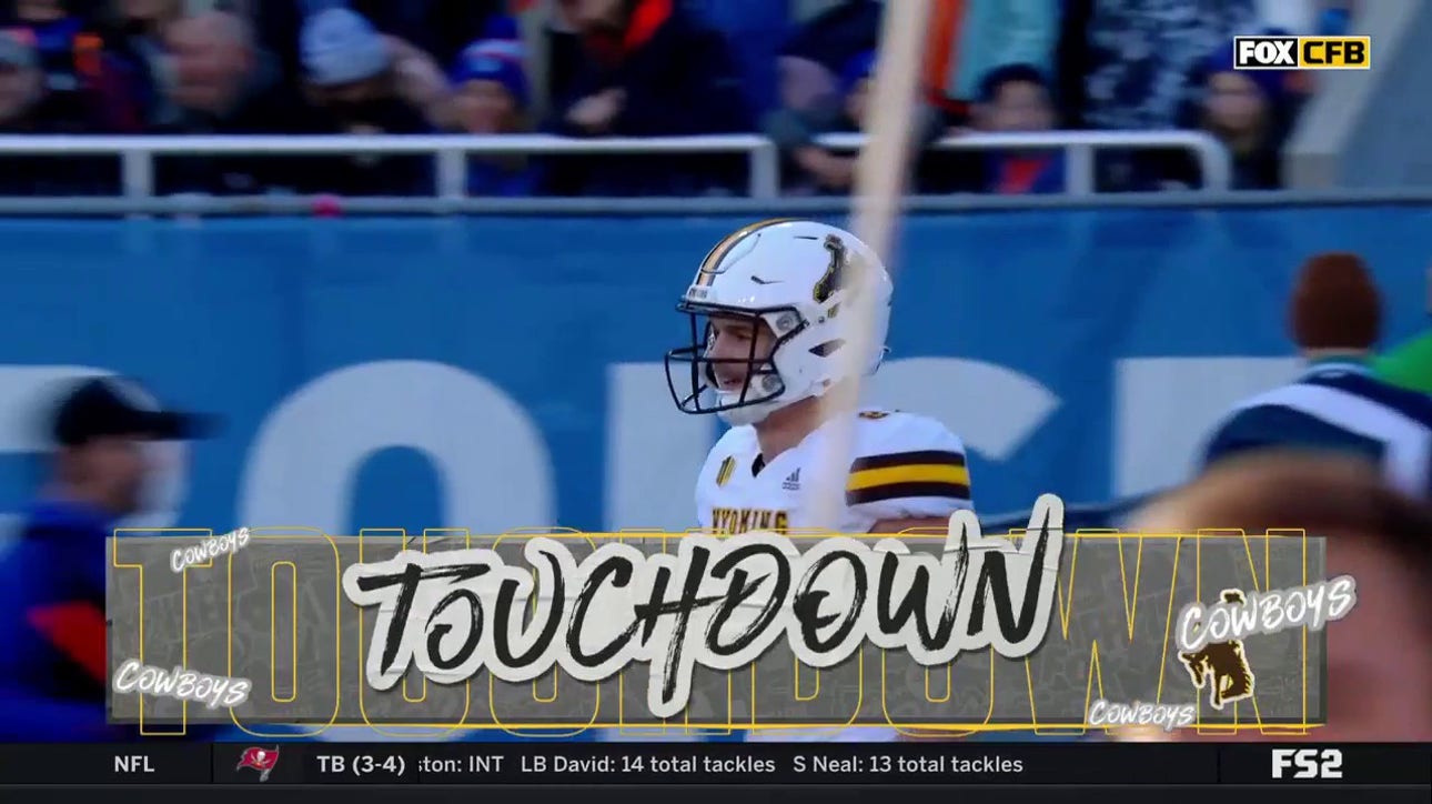 Wyoming's Andrew Peasley links up with John Michael Gyllenborg for a 19-yard TD to cut into Boise State's lead