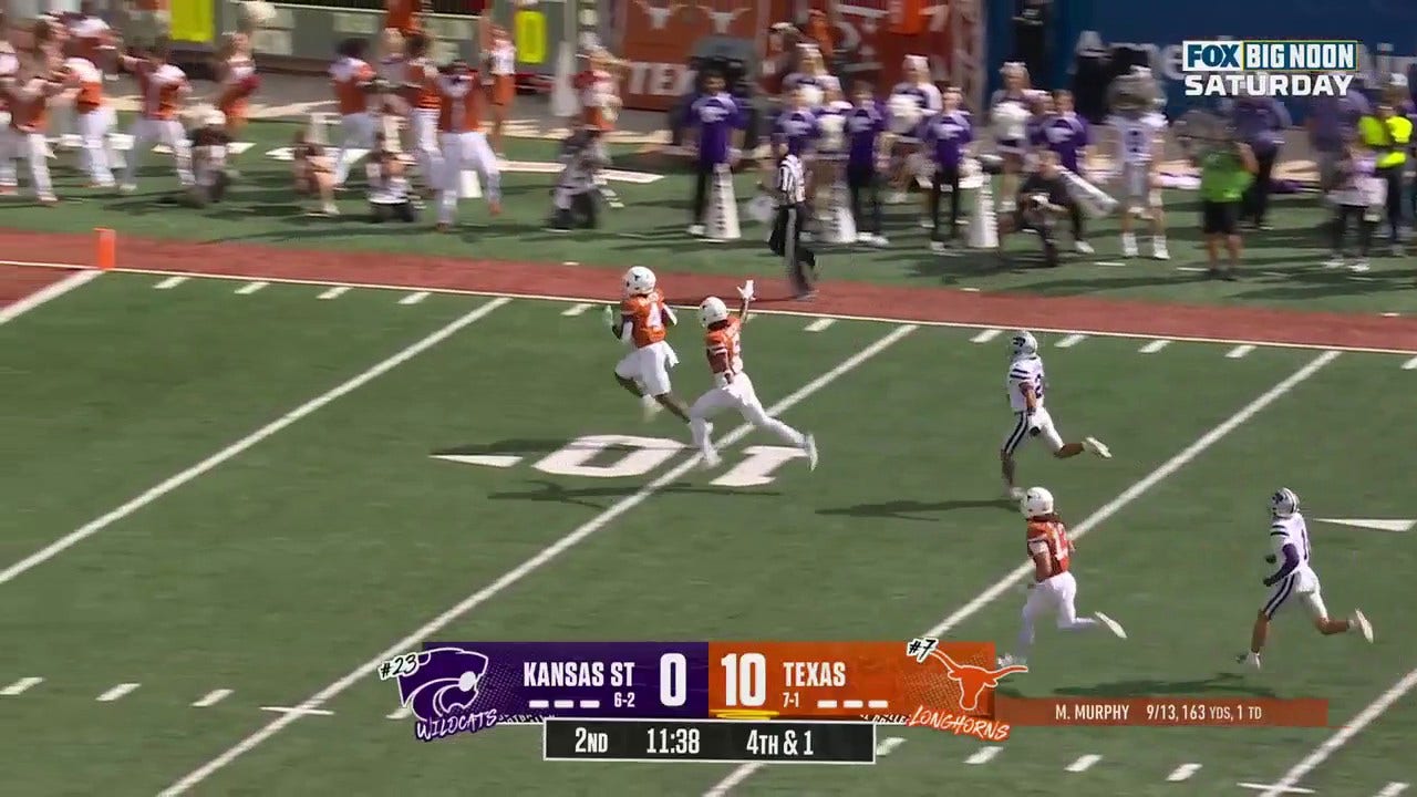 CJ Baxter rushes for a 54-yard touchdown to extend Texas' lead against Kansas State