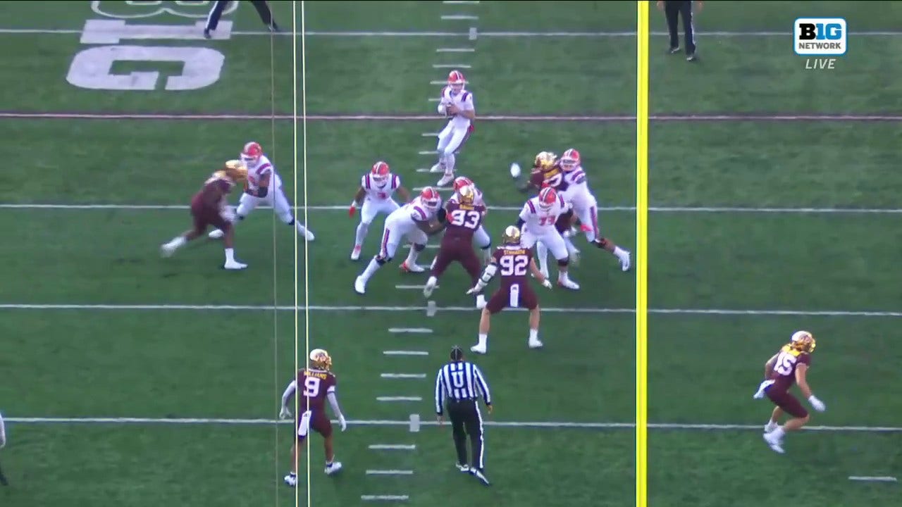 Illinois' Luke Altmyer finds Isaiah Williams for a nine-yard touchdown to take the lead over Minnesota