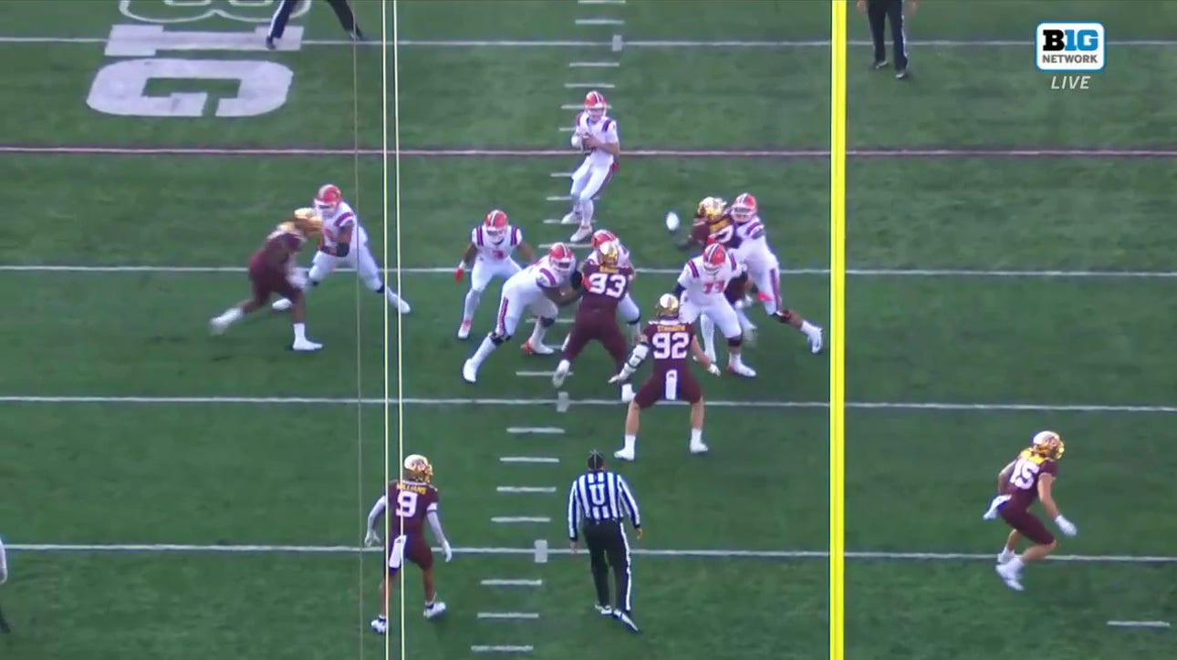 Illinois' Luke Altmyer finds Isaiah Williams for a nine-yard touchdown to take the lead over Minnesota