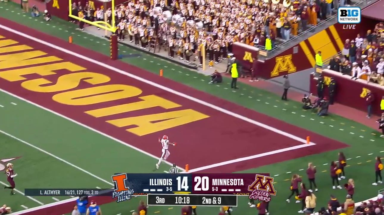 Illinois' Luke Altmyer connects with Kaden Feagin for the 54-yard touchdown pass to take the lead against Minnesota