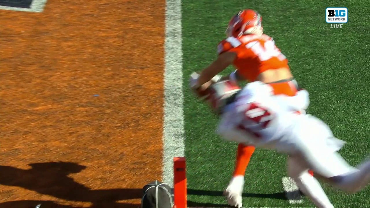 John Paddock finds Casey Washington on a 20-yard TD pass, helping Illinois trim into the lead