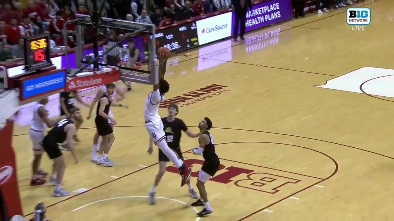 Kel'el Ware throws down a massive alley-oop, extending Indiana's lead over Wright State