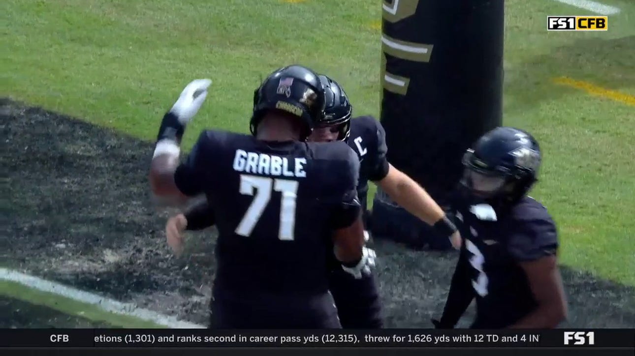 John Rhys Plumlee keeps it and takes it eight yards for a TD, helping UCF trim Houston's lead