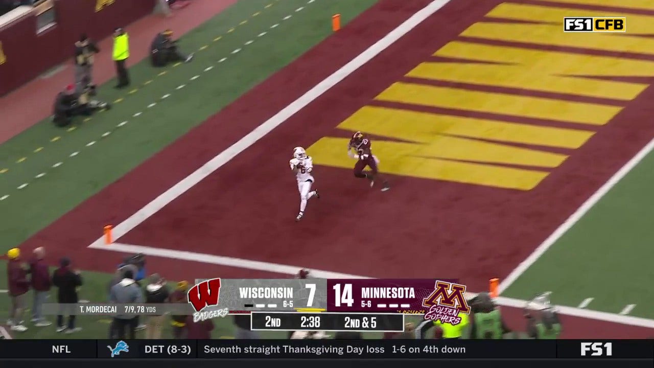 Tanner Moredecai finds Will Pauling for an 11-yard touchdown as Wisconsin ties the game vs. Minnesota 