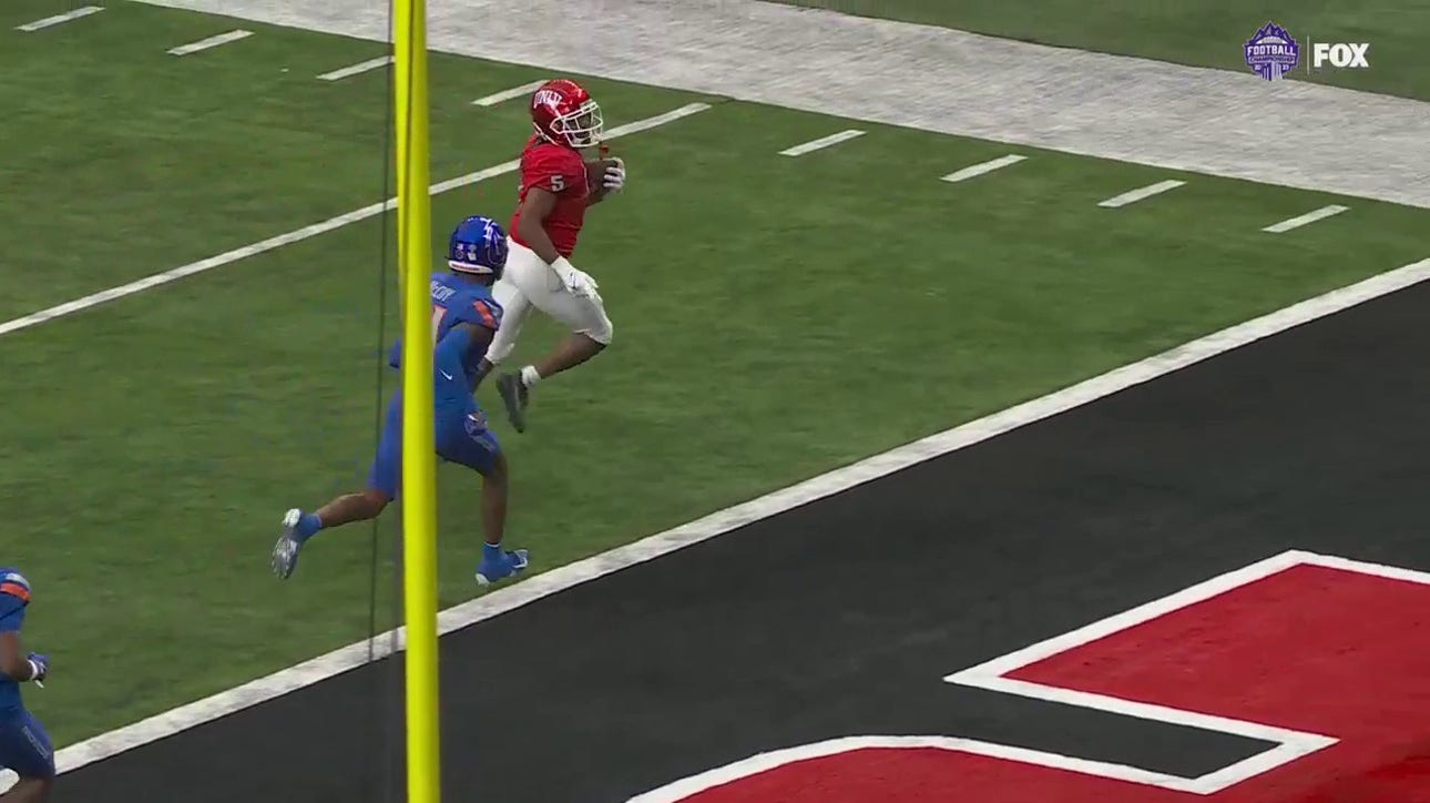 UNLV's Vincent Davis Jr. rushes for a five-yard TD to tie the game against Boise State