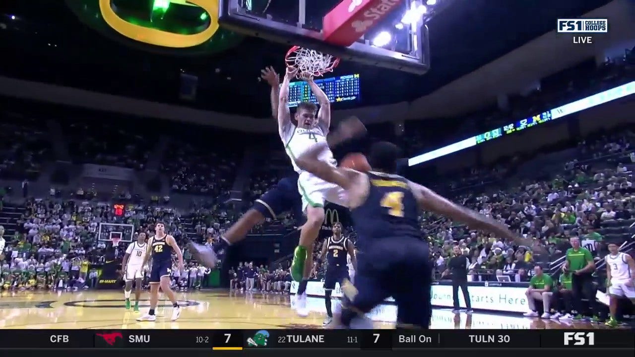 Oregon's Brennan Rigsby cuts inside for a MONSTER two-handed flush vs. Michigan