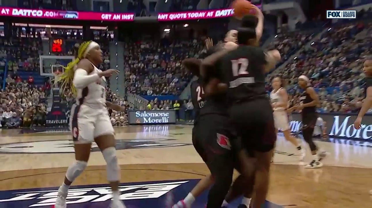 UConn's Paige Bueckers throws a behind-the-head pass to Aaliyah Edwards for the layup vs. Louisville