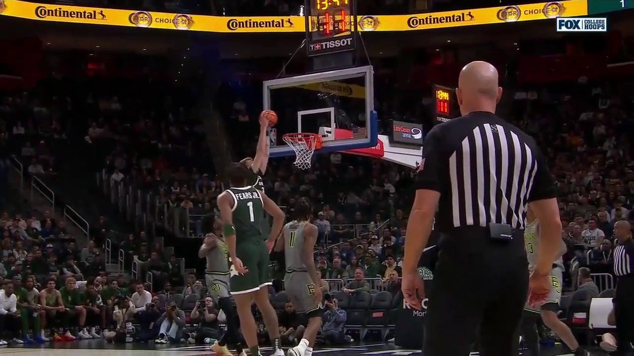 Michigan State's Tyson Walker finds Carson Coop for a TOUGH alley-oop dunk vs. Baylor