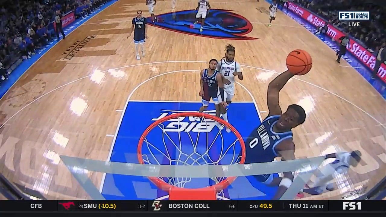 TJ Bamba throws down a FEROCIOUS one-handed tomahawk slam to extend Villanova's lead over DePaul