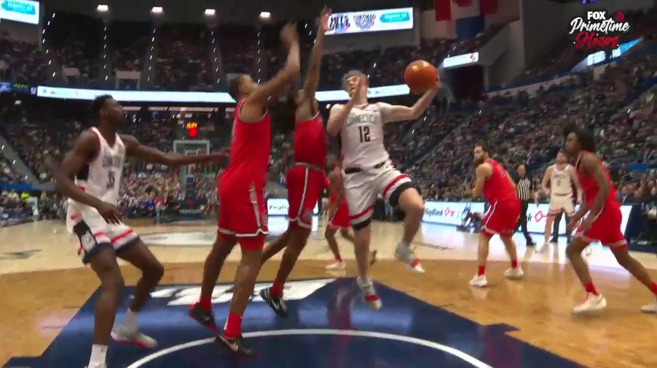 UConn's Cam Spencer connects BEAUTIFULLY with Samson Johnson on pick-and-roll dunk vs. St. John's