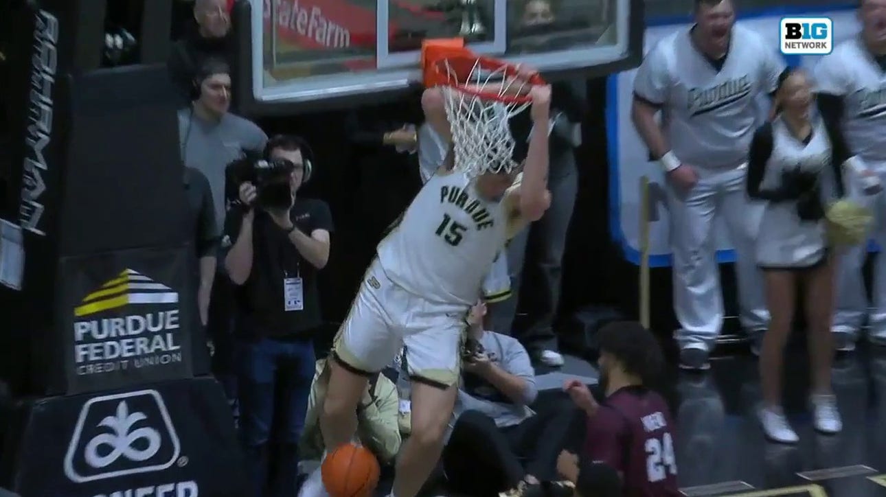 Purdue's Braden Smith delivers a gorgeous behind-the-back pass to Zach Edey for a slam dunk