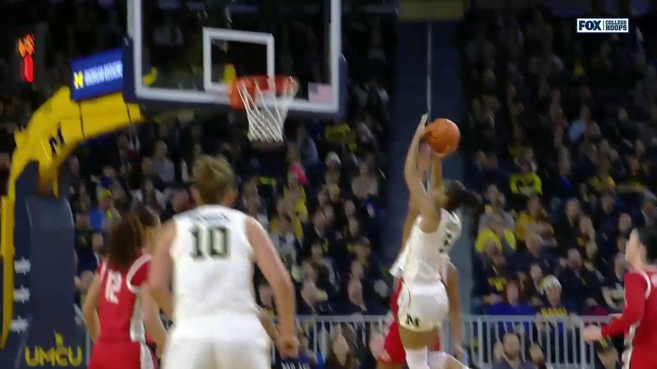 Laila Phelia finishes a BEAUTIFUL drop step as Michigan extends lead over Ohio State