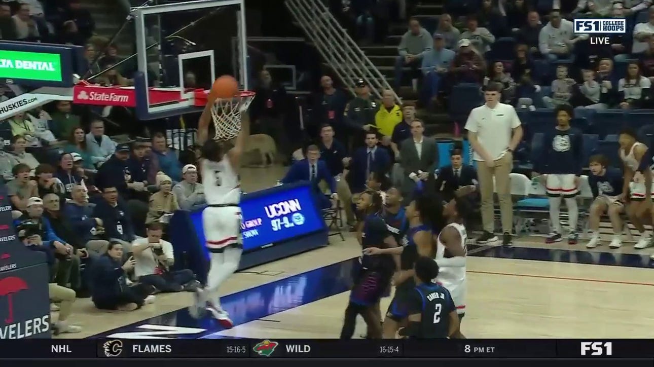 UConn's Stephon Castle delivers a powerful alley-oop on the pass from Tristen Newton