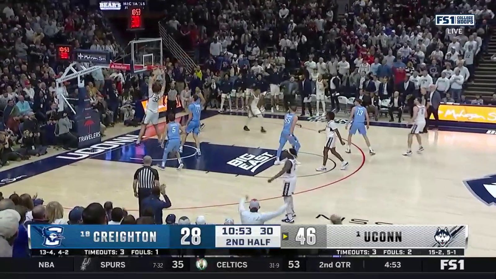 Donovan Clingan hammers home an alley-oop dunk, extending Uconn's lead vs. Creighton