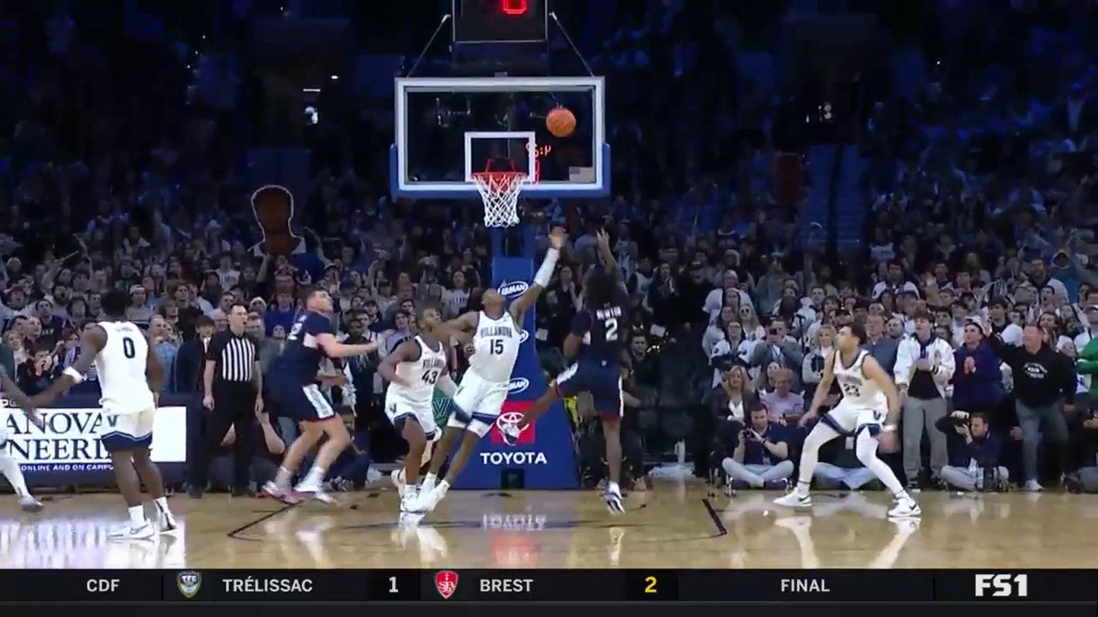 Tristen Newton gets crafty with a floater to give UConn the lead over Villanova