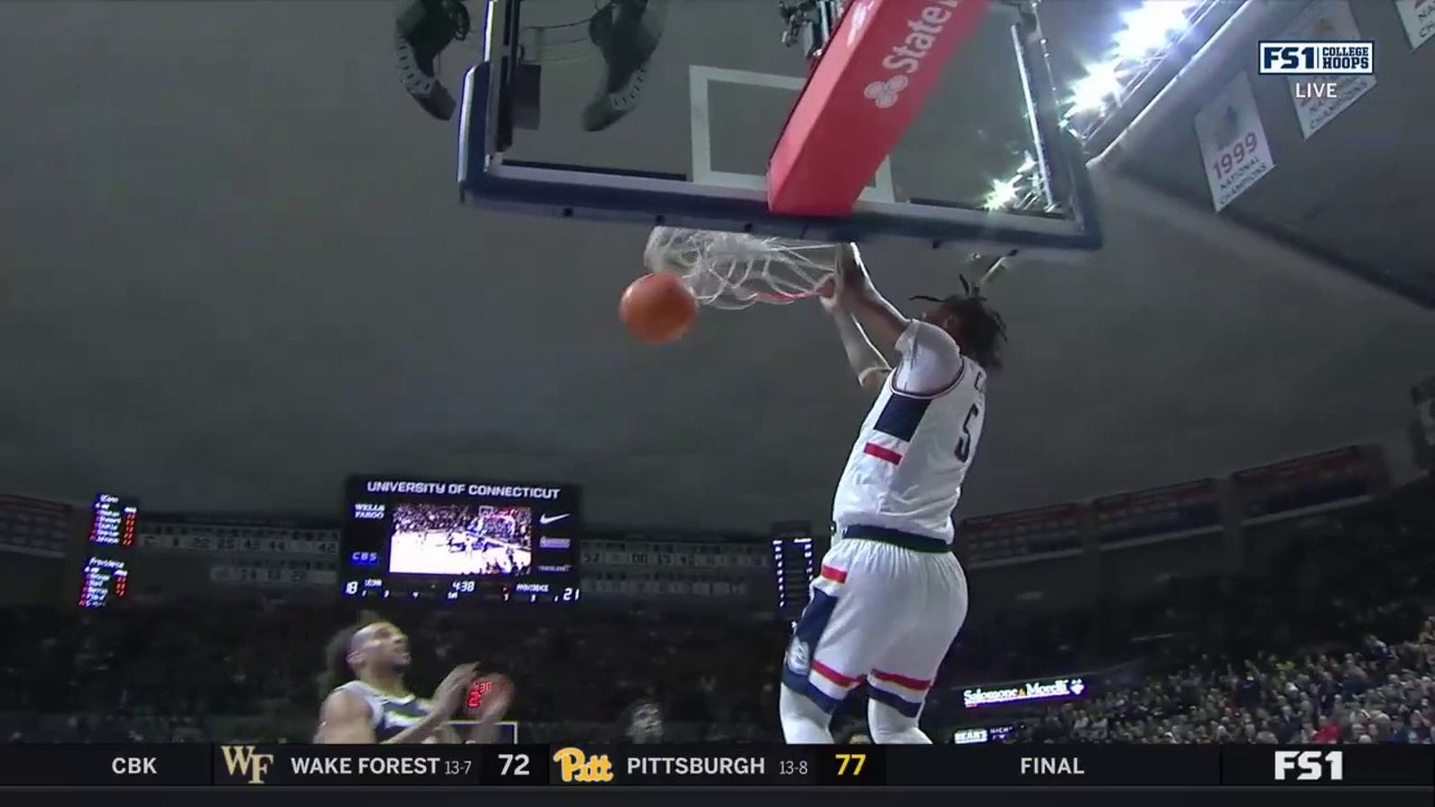 UConn's Stephon Castle throws down an alley-oop on the lob from Tristen Newton 